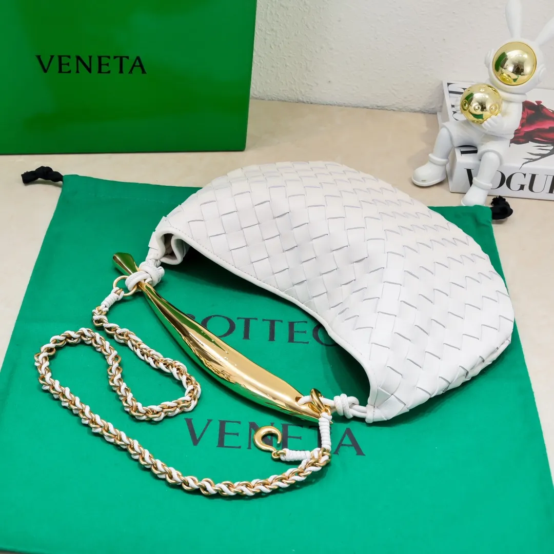 Batch 1860 Bv2024 early spring new product ⛓️Chain SARDINE 💙 Upgraded chain shoulder strap ⛓️ Chic and high-end, showing the fashion taste of urban women! Metal handles and classic weaving are combined together to perfectly integrate art and elegance. Through exquisite craftsmanship, new sardine-shaped handles are cast, and the brass material is the finishing touch. Each handle has a unique light-floating effect. The top-grade sheepskin material is woven to create a half-moon-shaped bag body, which has a fleshy touch and satisfies the preferences of those who pay attention to details. It is the most outstanding fashionable item for any occasion! 💕 Size: 33x20x4, Model: 6768#